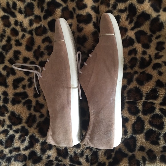 Comfy tan Clarks oxfords - Picture 2 of 5